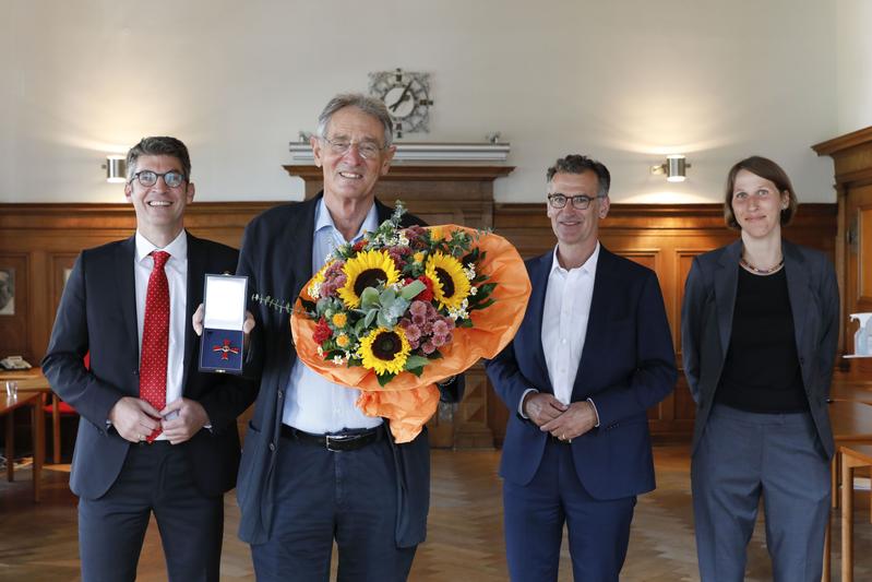 Prof. Dr. Dr. Reinhard Loose (2. v. l.) nimmt die Glückwünsche von Prof. Dr. Michael Lell (l.), Prof. Dr. Achim Jockwig (2. v. r.) und Dr. Josefin Ammon entgegen.