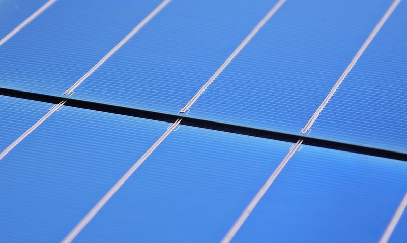 Verschaltete Solarzellen, hergestellt im Module-TEC des Fraunhofer ISE. In Europa hergestellte PV-Module haben einen um 40 Prozent kleineren CO2-Fußabruck als ihre chinesischen Gegenstücke