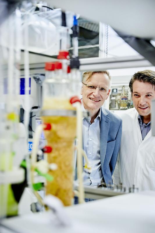 In sogenannten Bioreaktoren wandeln Mikroben die CO2-Abscheidungen in Chemikalien für die Industrie und andere wertvolle Produkte um. (l: Lars Angenent)