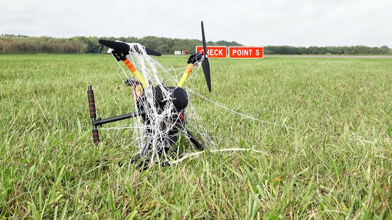 Feldversuch erfolgreich: Die illegal in den Liuftraum des Flughafens eingedrungene Drohne wurde automatisiert eingefangen