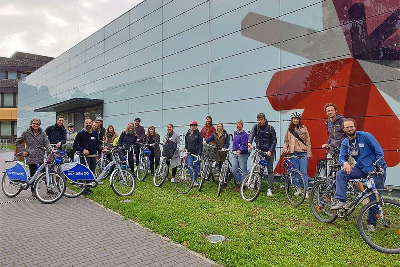 Die Wissenschaftlichen Mitarbeitenden brechen zur Radtour durch Wiesbaden auf.