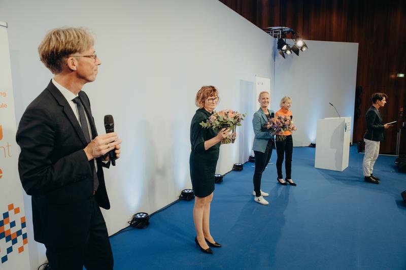 Würdigung des Engagements der LemaS-Schulen: v.l. Kongressgastgeber Prof. Dr. Christian Fischer, Schulleiterin Simona Schmöche, Schulleiterin Kathrin Kösters; Leiterin des Forschungsverbunds Prof. Dr. Gabriele Weigand