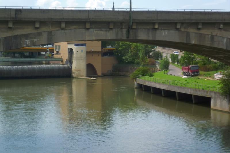 Einleitungsbauwerk zur Mischwasserentlastung aus dem Stuttgarter Nesenbach in den Neckar unterhalb der Staustufe Cannstatt.