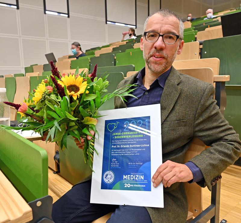 Die Studierenden der Medizinischen Fakultät zeichneten den langjährigen Studiendekan Professor Orlando Guntinas-Lichius für sein Engagement mit einem Sonder-Lehrpreis aus.