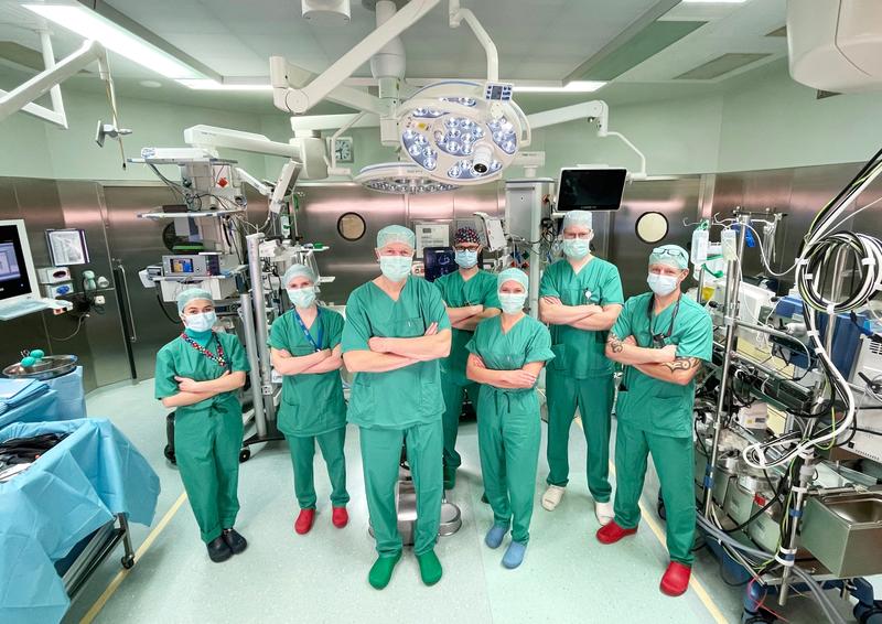 Der Ärztliche Direktor des DHZB Prof. Dr. med. Volkmar Falk (3.v.l.) und das Operationsteam kurz vor einer Herzoperation (Foto: Maier/DHZB).