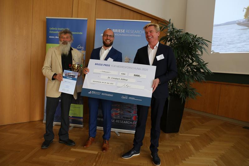 Der BRIESE-Preis für Meeresforschung 2020 wurde heute am IOW an den marinen Geophysiker Christoph Böttner von der Kieler Christian-Albrechts-Universität (Mitte) verliehen. Kapitän Klaus Küper (r.) von der BRIESE-Reederei,  IOW-Direktor Ulrich Bathmann (l.)