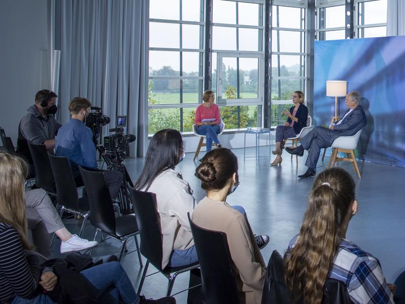 Von links: Moderatorin Jennifer de Luca begrüßte gemeinsam mit der Kanzlerin, Dr. Köller-Marek, und dem Präsidenten der Hochschule, Prof. Dr. Bosselmann-Cyran, die Erstsemesterstudierenden am RheinMoselCampus – vor Ort und im Livestream. 