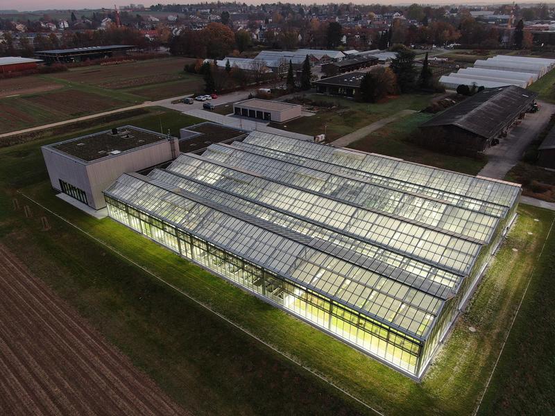 Im Westen des Campus der Universität Hohenheim steht der erste Teil des neuen Hightech-Forschungsgewächshauses Phytotechnikum. 
