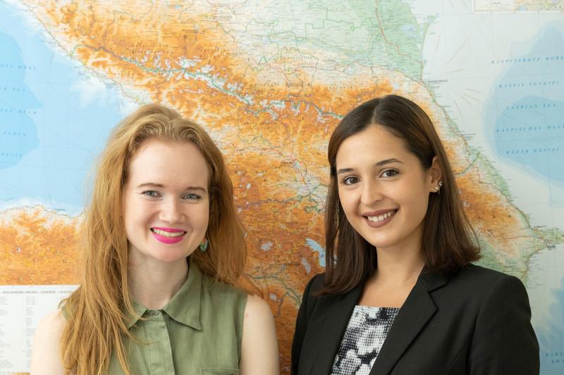 Die Doktorandinnen Veronika Pfeilschifter (l.) und Irena Gonashvili gehören zum Forschungsteam der Universität Jena, das die Resilienz im Südkaukasus analysiert.