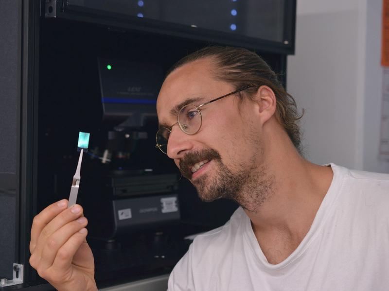 Marius Schöttle M.Sc., first author of the study, with an artificial colloid crystal.