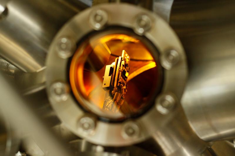 Probenhalter im Ultrahochvakuum, auf dem eine Materialprobe montiert ist.