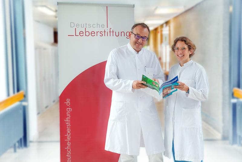 Professor Dr. Markus Cornberg, Koordinator der S3-Leitlinie zur Hepatitis-B-Virusinfektion und Co-Autorin Dr. Lisa Sandmann mit der Veröffentlichung Ihrer Empfehlungen in der Fachzeitschrift „Zeitschrift für Gastroenterologie“.