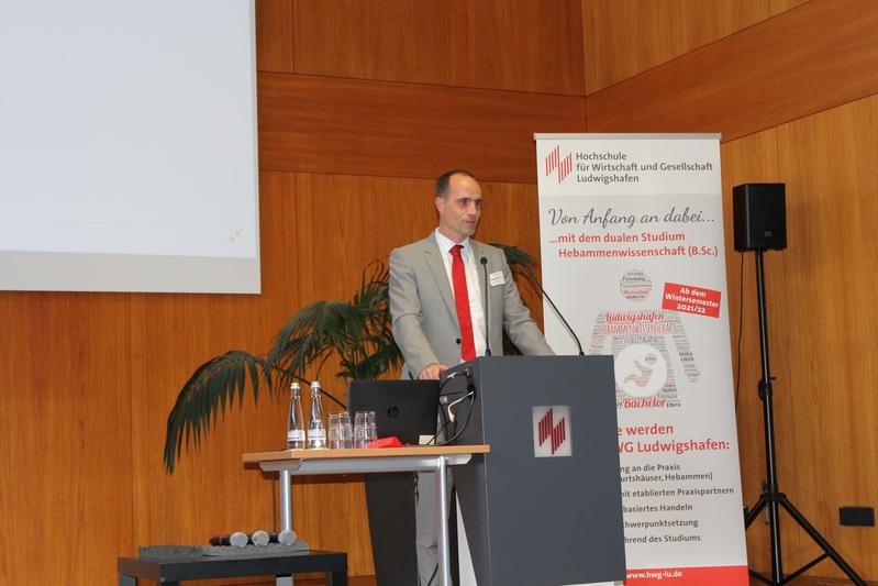 Clemens Hoch, Minister für Wissenschaft und Gesundheit in RLP, lobte die HWG LU in seinem Grußwort als Vorreiterin in der Akademisierung des Hebammenwesens.