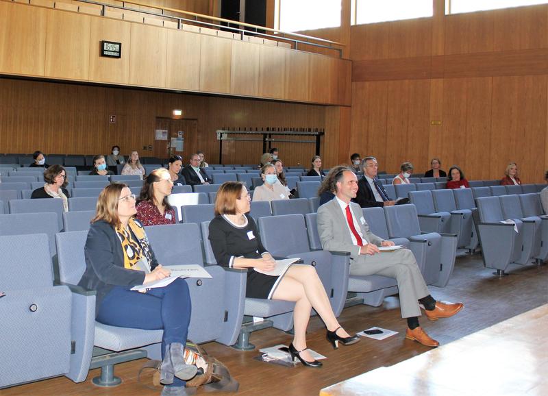 V.l. Ulrike Geppert-Orthofer, Präsidentin des Deutschen Hebammenverbandes e.V., Prof. Nina Knape, Studiengangleitung Hebammenwesen & Hebammenwissenschaft, und der rheinland-pfälzischen Minister für Wissenschaft und Gesundheit, Clemens Hoch.