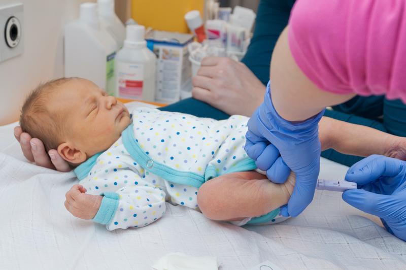 Ein Blutstropfen genügt: Das Neugeborenenscreening ermöglicht eine frühe Diagnose und Behandlung von angeborenen Stoffwechsel- und Hormonstörungen, nun auch von Spinaler Muskelatrophie (SMA) und Sichelzellkrankheit. 