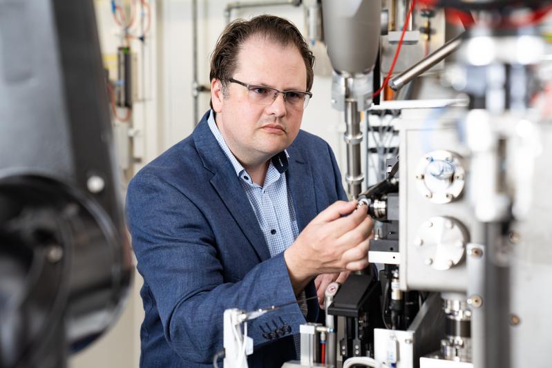 Roger Benoit an der Strahllinie der Synchrotron Lichtquelle Schweiz SLS. Hier hat er die Strukturen der Fusionsproteine bestimmt.