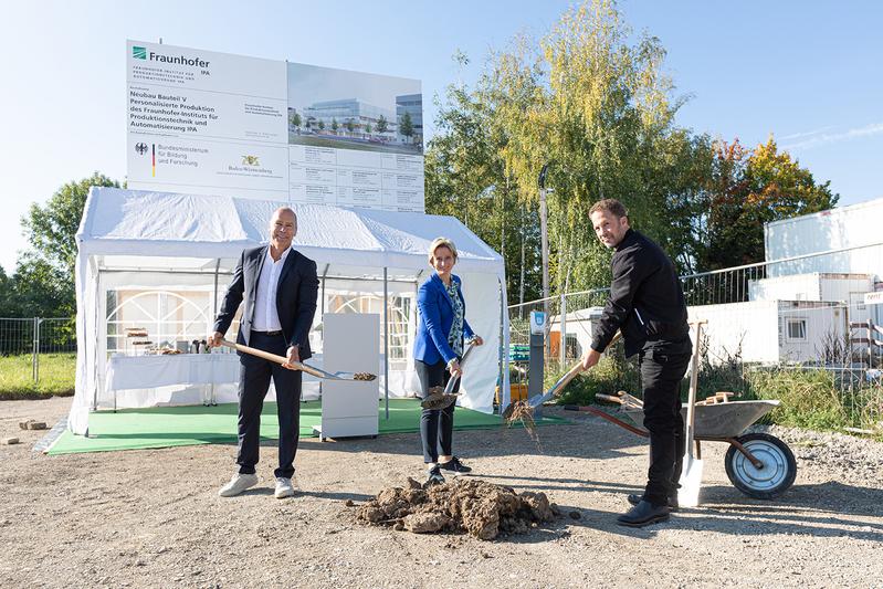 Prof. Thomas Bauernhansl, Dr. Nicole Hoffmeister-Kraut und Prof. Stephan Birk beim symbolischen Spatenstich.