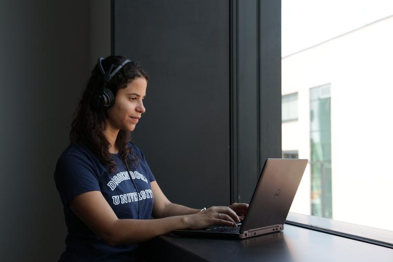 Mit Laptop und Headset ausgerüstet können Schülerinnen und Schüler im Frühstudium an Vorlesungen teilnehmen.