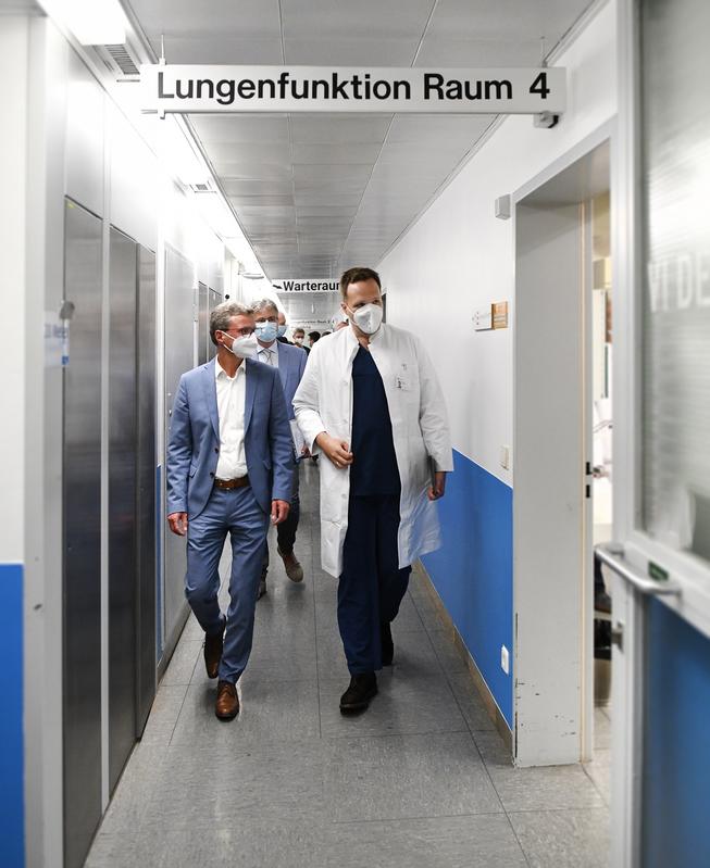 Bayerns Wissenschaftsminister Bernd Sibler bei seinem Besuch am LMU Klinikum München