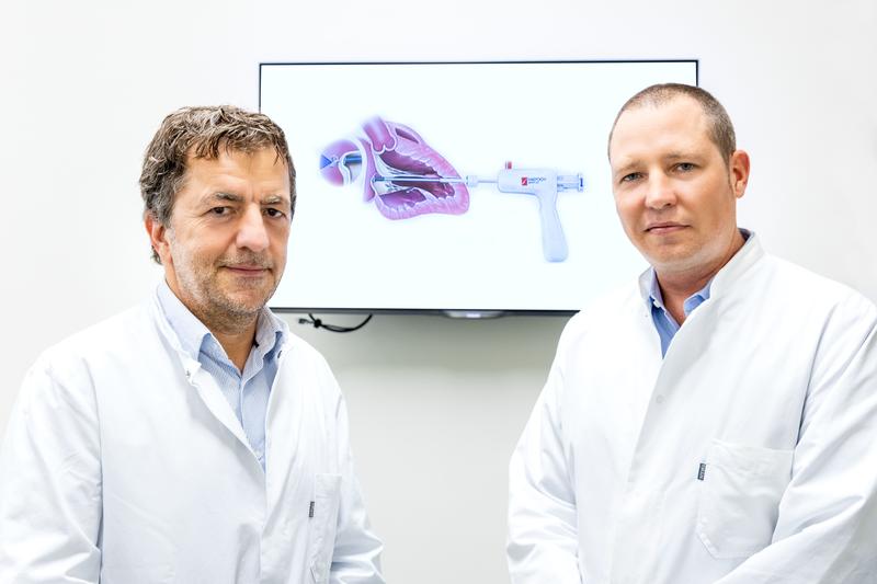 v.l.: PD Dr. med. Marian Kukucka (Oberarzt Kardioanästhesie) und Prof. Dr. med. Jörg Kempfert (Leitender Oberarzt Herzchirurgie) mit einer graphischen Darstellung des "Harpoon"-Verfahrens.