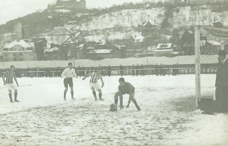 1913 eröffnete der Coburger FC im Beisein der herzoglichen Familie den Johann-Leopold-Sportplatz (heute Dr.-Stocke-Stadion). Der durch einen Zaun separierte Platz, nur Eintrittskarten-Besitzern zugänglich, versprach finanzielle Sicherung (Robert Schäfer).
