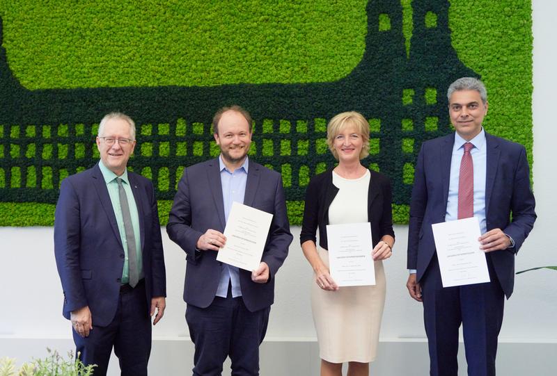 Empfang im Rektorat der Universität Bonn (v.l.): Rektor Prof. Dr. Dr. h.c. Michael Hoch mit den Berufenen Prof. Dr. Klaus von Stosch, Prof. Dr. Christiane Woopen und Prof. Dr. Matin Qaim. Sie besetzen ab 1. Oktober hochrangige Exzellenzprofessuren.