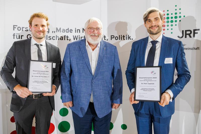 Die Preisträger der Jahre 2020 und 2021 gemeinsam mit dem Kuratoriumsvorsitzenden der JRF. V.l.n.r.: Dr. Jonas Moritz Ambrosy, Karl Schultheis, Dr. Piotr Cegielski.