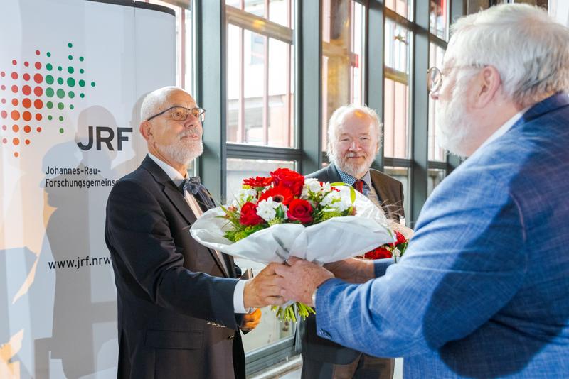 Verabschiedung der Kuratoriumsmitglieder Holger Ellerbrock (links), Dr. Joachim Paul (mittig) durch den Kuratoriumsvorsitzenden Karl Schultheis, MdL (rechts).