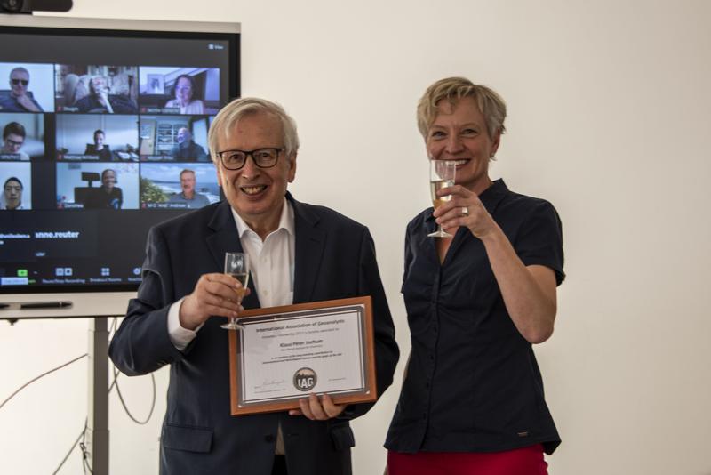 IAG Vice President Dr. Regina Mertz-Kraus presented Dr. Klaus Peter Jochum with an honorary membership certificate for his decades of dedicated work.