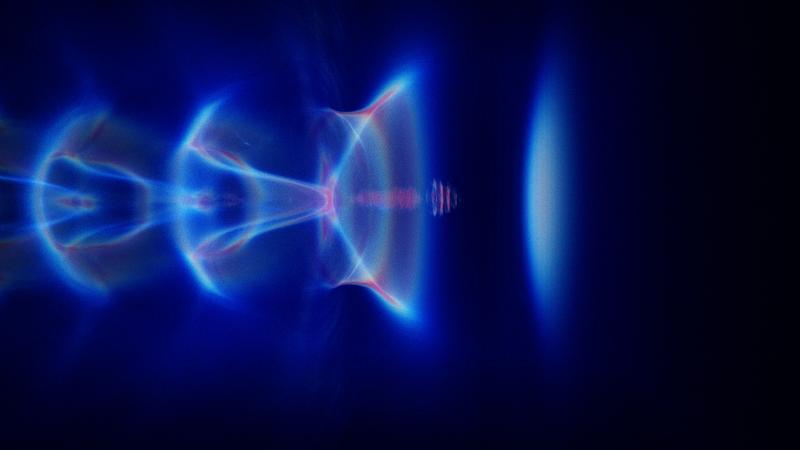Die Simulation zeigt das Prinzip eines Laser-Wakefield-Beschleunigers: Der Laserpuls (nicht abgebildet) bewegt sich nach rechts und verdrängt alle Plasmaelektronen aus seiner Bahn. Dabei erzeugt er Blasen aus positiv geladenen Ionen, deren elektrisc