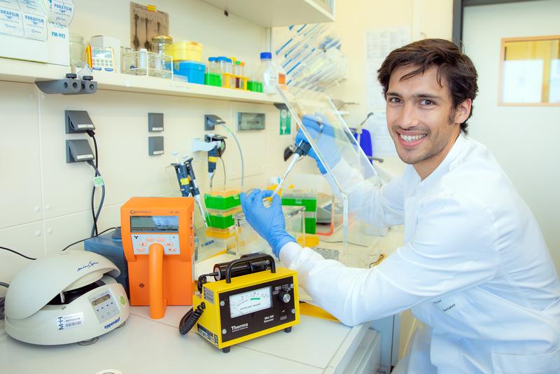  Dr. Simon Krooss pipetting in the laboratory at a radioactive workstation equipped with Geiger counters. With the help of the radioactive markers, the expression of genes in the samples can be traced.