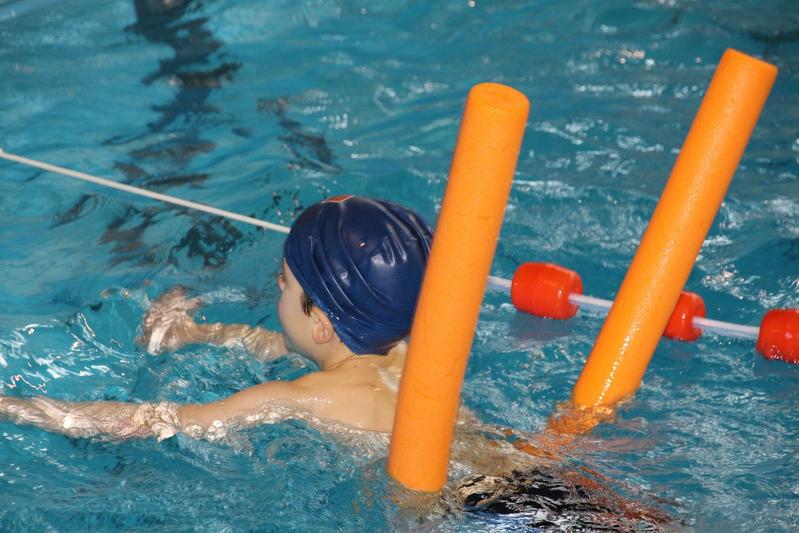 Schwimmen lernen: In ruhiger Atmosphäre und kleinen Gruppen klappt es am besten. 