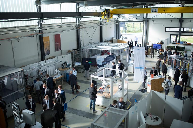 Forschung hautnah: Nachhaltige Produktionstechnologien und Produktentwicklungen in der Maschinenhalle des WZL der RWTH Aachen.