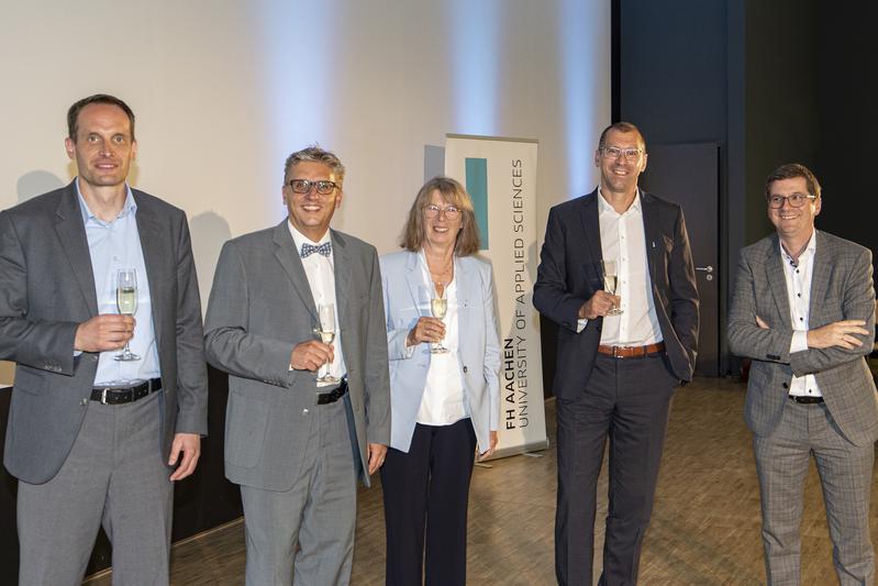 Gewinner Prof. Harald Funke (2.v.l.), Prof. Thomas Ritz Prorektor für Innovation, Forschung und Transfer (rechts), die ehemalige Prorektorin Prof. Doris Samm (3.v.l.) und die Nominierten Prof. Carsten Braun (links) sowie Prof. Markus Schleser (2.v.r.)