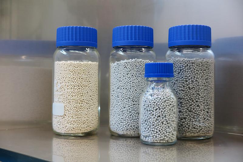Zeolite granules in their original state (left) and coated with aluminum. 