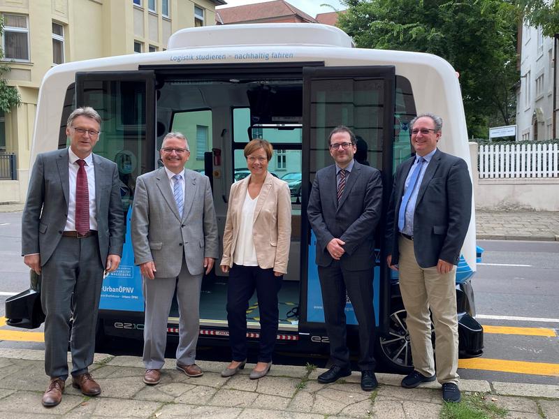 Prof. Dr.-Ing. Jens Strackeljan, Rektor Universität Magdeburg, Klaus Zimmermann, Bürgermeister Magdeburg, Birgit Münster-Rendel, Geschäftsführerin MVB, Peter Panitz, NASA GmbH, Prof. Dr.-Ing. Hartmut Zadek, Projektleiter, Uni Magdeburg (vlnr)