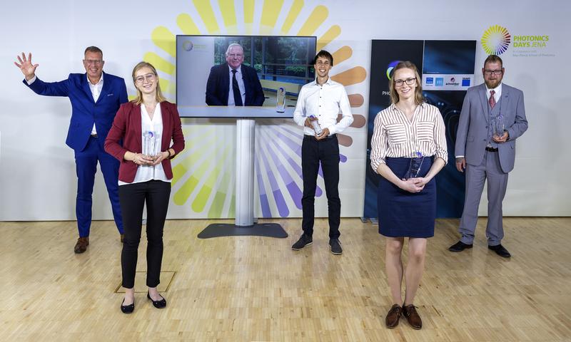 Andreas Tünnermann (Leiter Fraunhofer IOF) zusammen mit Reinhard Genzel (MPE, digital zugeschaltet) und den glücklichen Preistragenden des Applied Photonics Award 2021: Katrin Bihr, Christoph Stihler, Luise Hoffmann und Tobias Schnabel (v.l.n.r.)