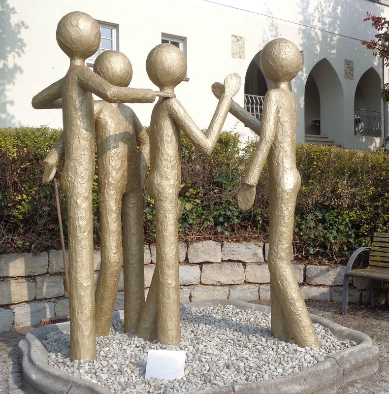 Die Skulptur „Dazugehören“, die die Künstlerin und Psychotherapeutin Anna Sacher Santana gemeinsam mit Kindern und Jugendlichen gestaltet hat, symbolisiert das Leitthema im Garten der Klinik