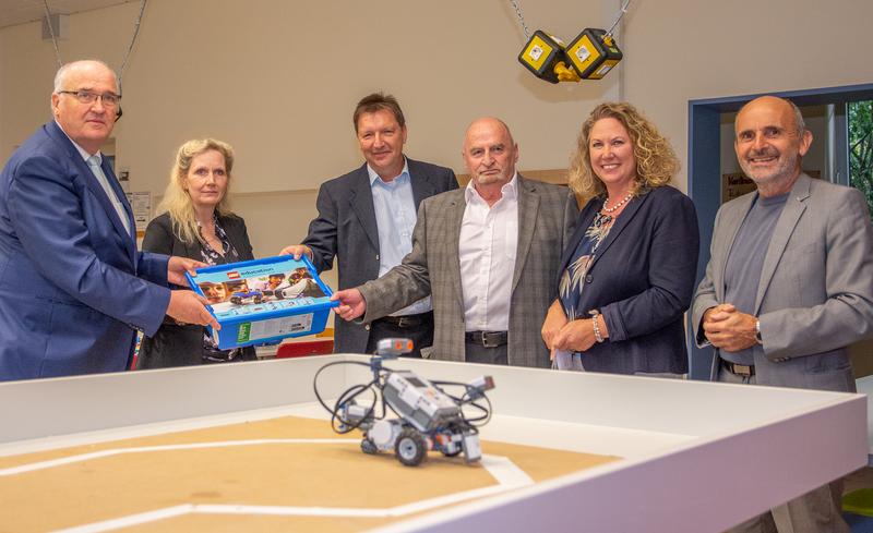 JR Dr. Hans-Gert Dhonau (Bürkle-Stiftung), Britta Sturm (Schulleiterin des EFG), Horst Frahm (Stellv. Schulleiter des EFG), Jürgen Pickel (Bürkle-Stiftung), Landrätin Bettina Dickes und Prof. Dr.-Ing. Klaus Becker (Präsiden