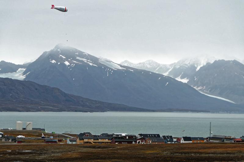 Ny-Ålesund ist die nördlichste Siedlung auf Spitzbergen. Nach dem Ende des Bergbaus hat sich der Ort zu einem internationalen Forschungszentrum entwickelt.