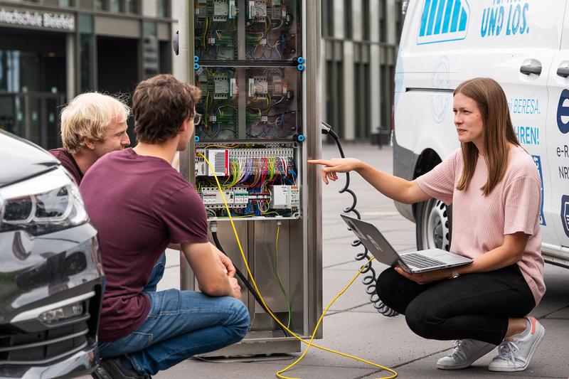 Das Herzstück des Forschungsprojekts Power2Load ist eine intelligente Ladesäule, mit der Unternehmen ihren elektrischen Fuhrpark effektiv und nachhaltig laden können.