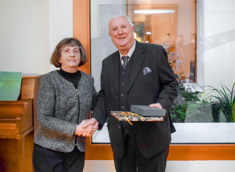 Dr. Bertram Nickolay erhielt den Strait of Magellan Award von I. E. Cecilia Mackenna Echaurren, Botschafterin der Republik Chile in Deutschland.