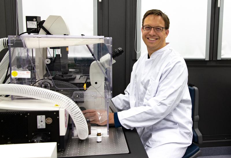 Prof. Dr. David Stegner am Konfokal-Mikroskop.