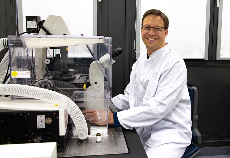 Prof. Dr. David Stegner at the confocal microscope.