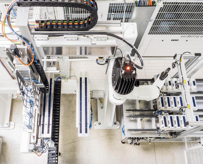   Die Firma M10 und das Fraunhofer ISE haben gemeinsam eine Anlage für die Verschaltung von Matrix-Schindelmodulen entwickelt. Ein Roboterarm ordnet die Schindelzellen in einer Matrix an und bereitet sie für den Klebeprozess vor.
