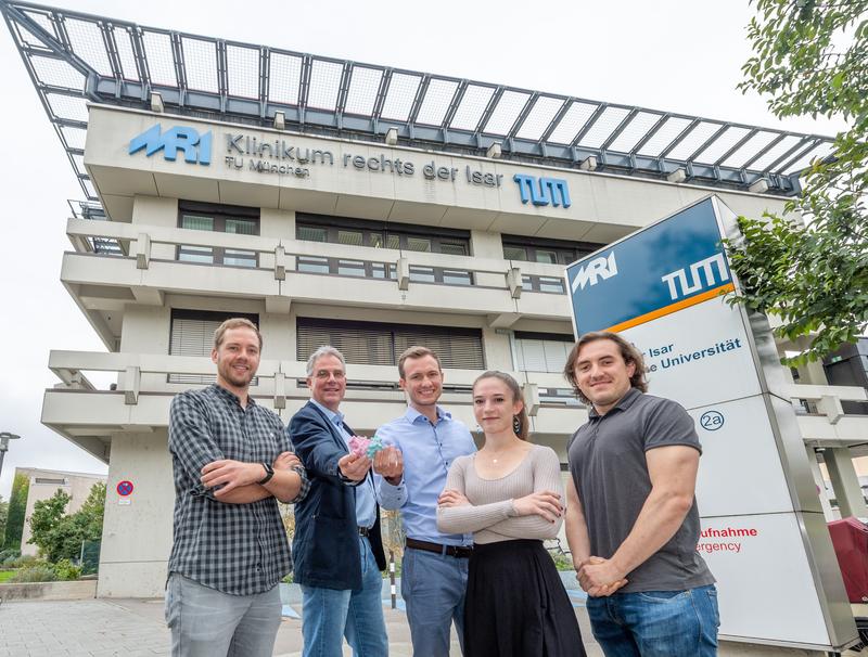 Das Forschungsteam vom Institut für Experimentelle Onkologie und Therapieforschung am Klinikum rechts der Isar der TUM mit einem TIMP1-Modell: Chris Hermann, Achim Krüger, Benjamin Schoeps, Celina Eckfeld, Daniel Häußler (v.l.n.r.)