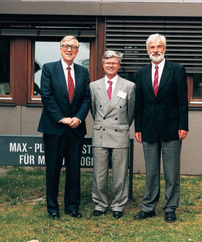 Vor fast einem Vierteljahrhundert erhielt Prof. Dr. Klaus Hasselmann (rechts) gemeinsam mit Prof. Dr. Lennart Bengtsson (links) sowie Prof. Dr. Hartmut Graßl 1998 den Deutschen Umweltpreis. Nun bekommt Hasselmann den Physik-Nobelpreis.