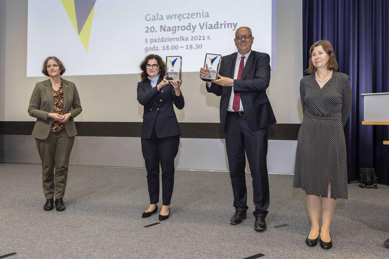 v.l.n.r.: Viadrina-Präsidentin Prof. Dr. Julia von Blumenthal, Aleksandra Dulkiewicz, Stadtpräsidentin von Danzig, Dr. Andreas Bovenschulte, Bürgermeister der Freien Hansestadt Bremen und Prof. Dr. Dagmara Jajeśniak-Quast, Vorsitzende des Kura