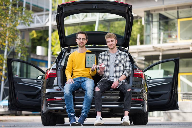 Sebastian Biewer (l) und Yannik Schnitzer haben eine App entwickelt, die den Schadstoffausstoff eines Dieselfahrzeugs anzeigen kann. 