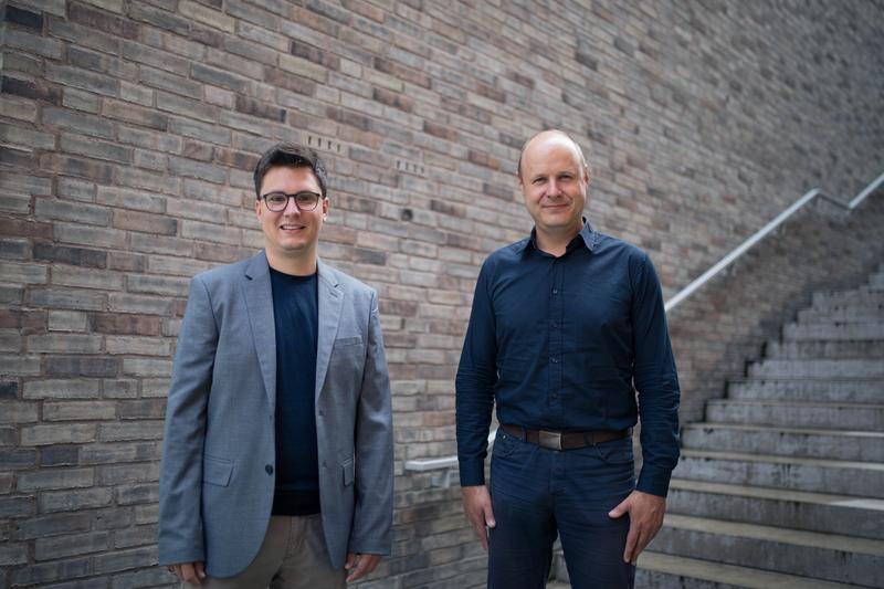 Patrick Reitinger (l.) und Lukáš Novotný (r.) untersuchen gemeinsam die Auswirkungen der Corona-bedingten Grenzschließungen auf die Region an der Grenze zwischen Bayern und Tschechien.